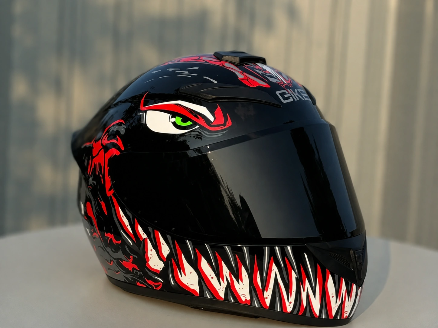 Мотошолом QIKE 111 Red Venom з тонованим візором